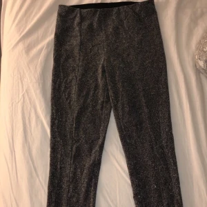 Glittriga byxor  - Glittriga byxor från Gina tricot, helt oanvända. Säljes pågrund av att dem inte kommer till användning. Köparen står för eventuell fraktkostnad. Perfekt inför nyår🤩