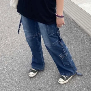 Baggy jeans  - Jätte snygga relativt lågmidjade baggy jeans med fickor och detaljer på sidorna!  