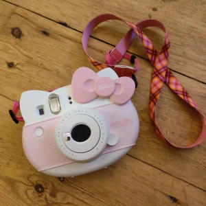 Instax mini Hello Kitty - En roligare version av den klassiska polaroidkameran från Fujifilm. Kameran är i fint skick och fungerar som den ska. Film ingår ej. Orginalpris ca 1 100 kr. 