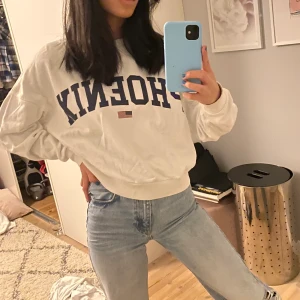 Tjocktröja med tryck - En jätte fin tröja från Gina Tricot. Rätt så använd men fortfarande i bra skick! Hör av dig vid intresse eller fler bilder 🤍