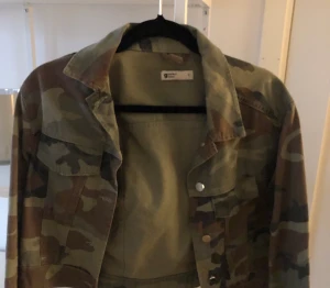 Gina jacka - Fin jeansjacka med militär mönster från Gina tricot. Knappt använd och så fin. Frakt tillkommer. 