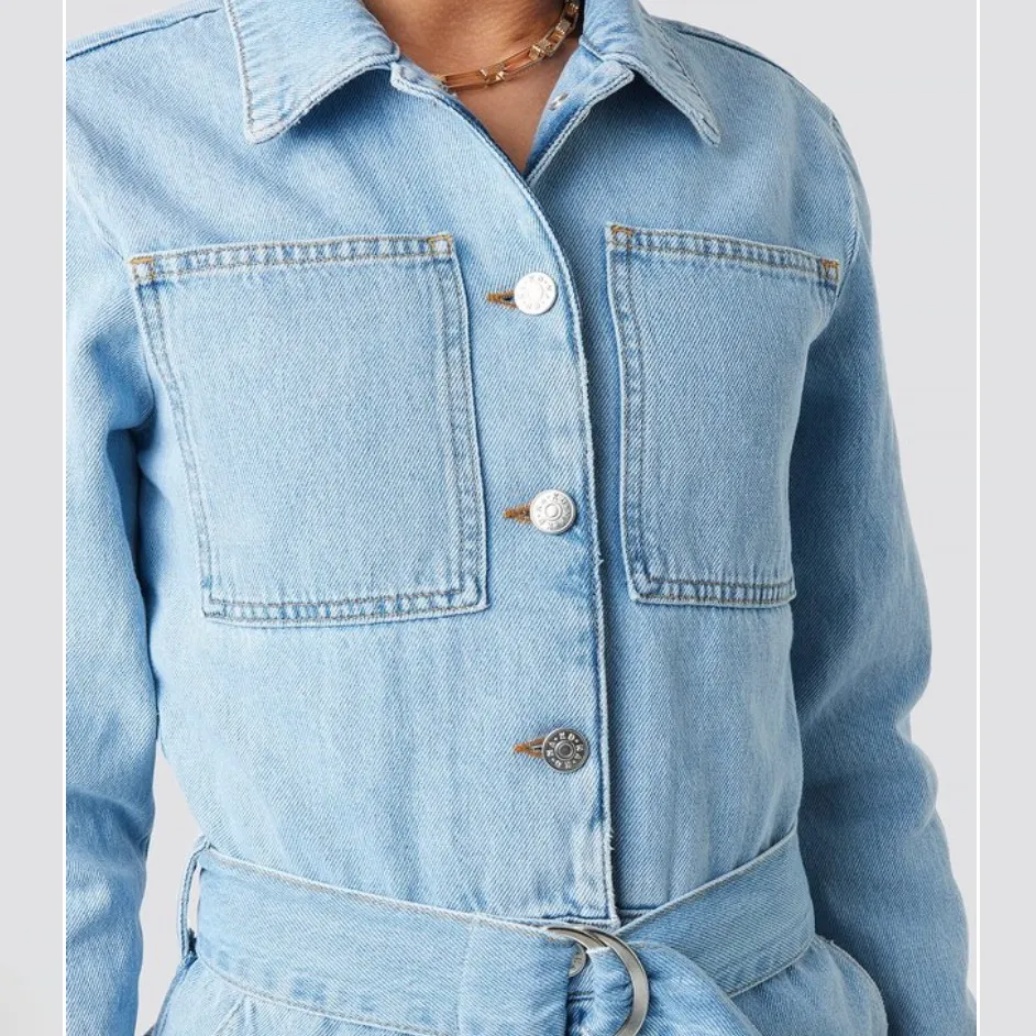 Ljusblå jeans jumpsuit i st 36 (s). Sparsamt använd från NAKD. Frakt tillkommer 💕. Jeans & Byxor.