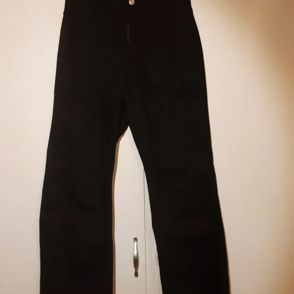 Super coola svarta jeans från Carin Wester med kantiga fickor(se bild 2 o 3)❤ kan mötas i sthlm🥰. Jeans & Byxor.