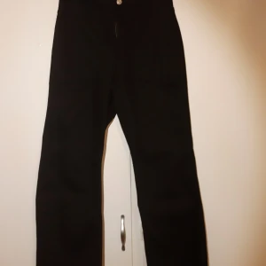 Svarta straight/vida jeans - Super coola svarta jeans från Carin Wester med kantiga fickor(se bild 2 o 3)❤ kan mötas i sthlm🥰