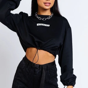 Crop top - Jättecool croppad topp från Madlady, säljer då den inte riktigt är min stil längre. 50kr + 20kr frakt🥰