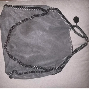 Stella Mccartney väska - Säljer min älskade Stella Mccartney väska i modellen fallabella fold over tote! Små defekter man knappt ser men annars är den i tipp topp skick, priset på marknaden just nu är runt 9 000-10 000 men jag säljer för 2999kr❤️ hör av er av intresse eller frågor/fler bilder! ❤️ 