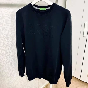 Hugo Boss tröja  - Supersnygg och skön tröja från Hugo Boss. Endast använd ett fåtal gånger. Passar både tjejer och killar. Passar storlek xs-m. 