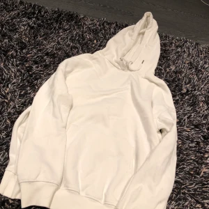 Vit hoodie  - Vit hoodie från Nelly.com, fint skick, använd Max 5 gånger 