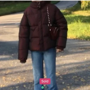 Jacka  - En fin jacka i stl 42, den är vinröd/skiftar i svart. Säljer den vidare då den var aldeles för stor för mig (det är de gamla bilderna). Hon sa att hon hade stl 36 (se bild). Men den var aldeles för stor för mig. 