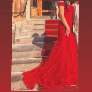 Klänning - Endast använd vid ett tillfälle.                                              Original priset 5000:-