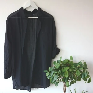  - Skön halvtransparent skjorta från H&M. Strl 42, så ganska stor och lång, själv har jag använt den som en skjortklänning, men på en längre människa skulle det nog bara vara en normallång skjorta.