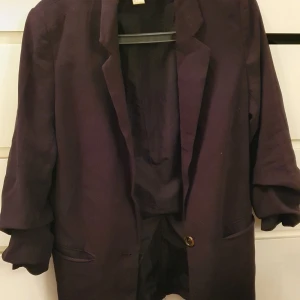 Kavajer - Svart halvlång kavaj size 36 har används några gånger men mycket fräscht  50 kr. Ljus barby rösa kavaj size L från Zara 80 kr används 3 gånger. Svart kavaj från H&M size 40  60 kr.swish eller  kontanter. 