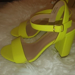 Neon klackar  - Neon klackar köpta i London från New Look storlek 37 (nya)