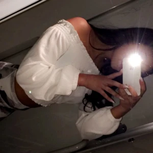 Söt offshoulder topp - Söt vit offshoulder topp från H&Ms DIVIDED, jättesöt och andvänd fåtal gånger, typ nyskick. Xs men passar även S