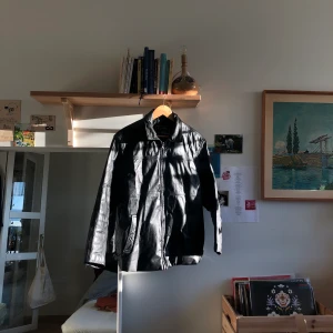 Läderjacka - Fodrad JÄTTEvarm oversized läderjacka! Säljer då jag tyvärr inte riktigt använder den. Men i väldigt bra skick! Köparen får stå för frakt eller så kan vi mötas i Uppsala!🥰 Pris kan diskuteras vid en snabb affär!❤️