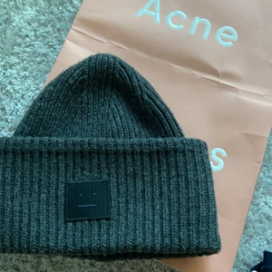 Acne mössa - Säljer min acne mössa pga ej min stil , buda från 550kr eller köp direkt för 800+frakt( högsta budet är just nu på 570kr ❤️(budgivningen avslutas på söndag) frakten kostar 63kr💕