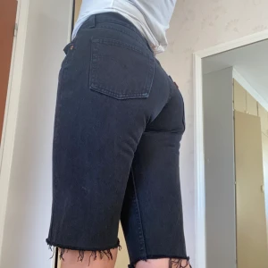 Levis jeans strl 26 - svarta levis jeans köpta second hand som tyvärr är för små för mig jag är en strl 27 i jeans dessa passar en 26-25 mer. Sitter som ett smäck jag är 162 cm på bilderna. 