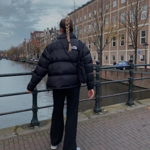 The north face jacka - FINNS KVAR!!! Helt ny north Face jacka dam Stl S, köpt för två månader sen (kvitto finns). Säljes pga inte passade i den och har därför inte använts. Som sagt HELT ny och nypriset låg på 3100kr!!  bud just nu: 2750kr ! Buda privat🤍 kan mötas i Malmö annars frakt på 63kr