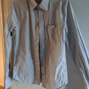 Skjorta i storlek s - Lätt figursydd är en herr men jag har använt den som min 🤪😍