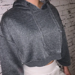 Croppad Hoodie - Jätteskön och i fint skick