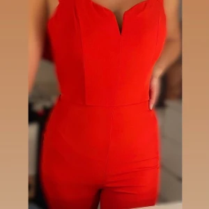 Svart och röd jumpsuit  - Säljer en Röd och en Svart lång jumpsuit i storlekarna 34 100kr/st eller 200 för båda. Skriv vid intresse för fler bilder (KÖPAREN STÅR FÖR FRAKTEN)