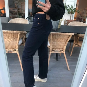 Levis jeans  - Så fina Levis jeans köpt secondhand men inte använt dom. Dem är mörkblå och sitter så fint💕  300 plus frakten.