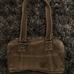 Brun grön väska  - En väska i perfekt storlek och härligt material. För mer bilder skriv och priset går att diskutera 🌷🌷🌷