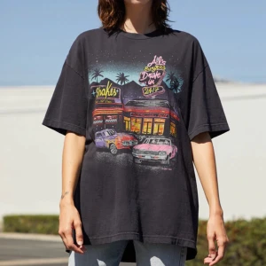 Brandy Melville tshirt - Al’s Burger-tshirt från Brandy Melville. Använd en gång, i superfint skick. One size, kan passa XS-L. Sitter på mej som på bilderna, jag är en 36a.