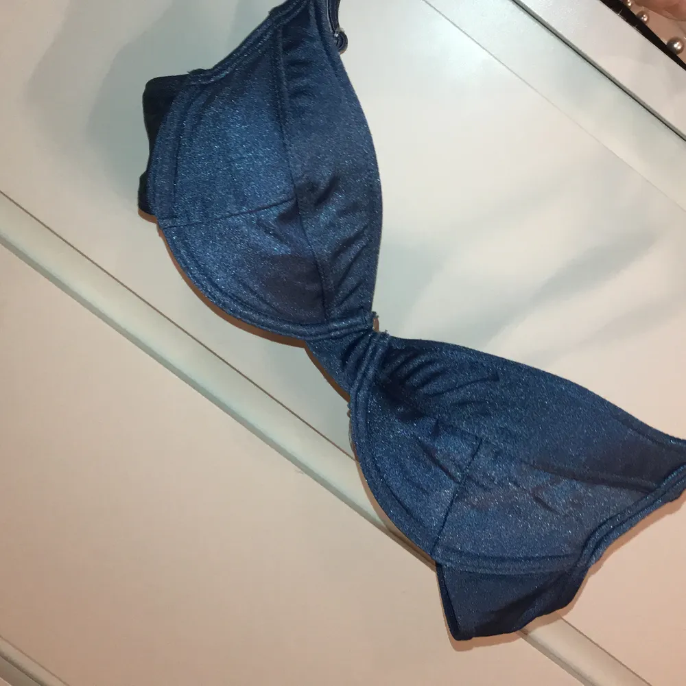 Säljer denna fina metallic bikini överdel! Aldrig använd då den va för liten när jag fick den! Lite push up i men inte över drivet.. Toppar.