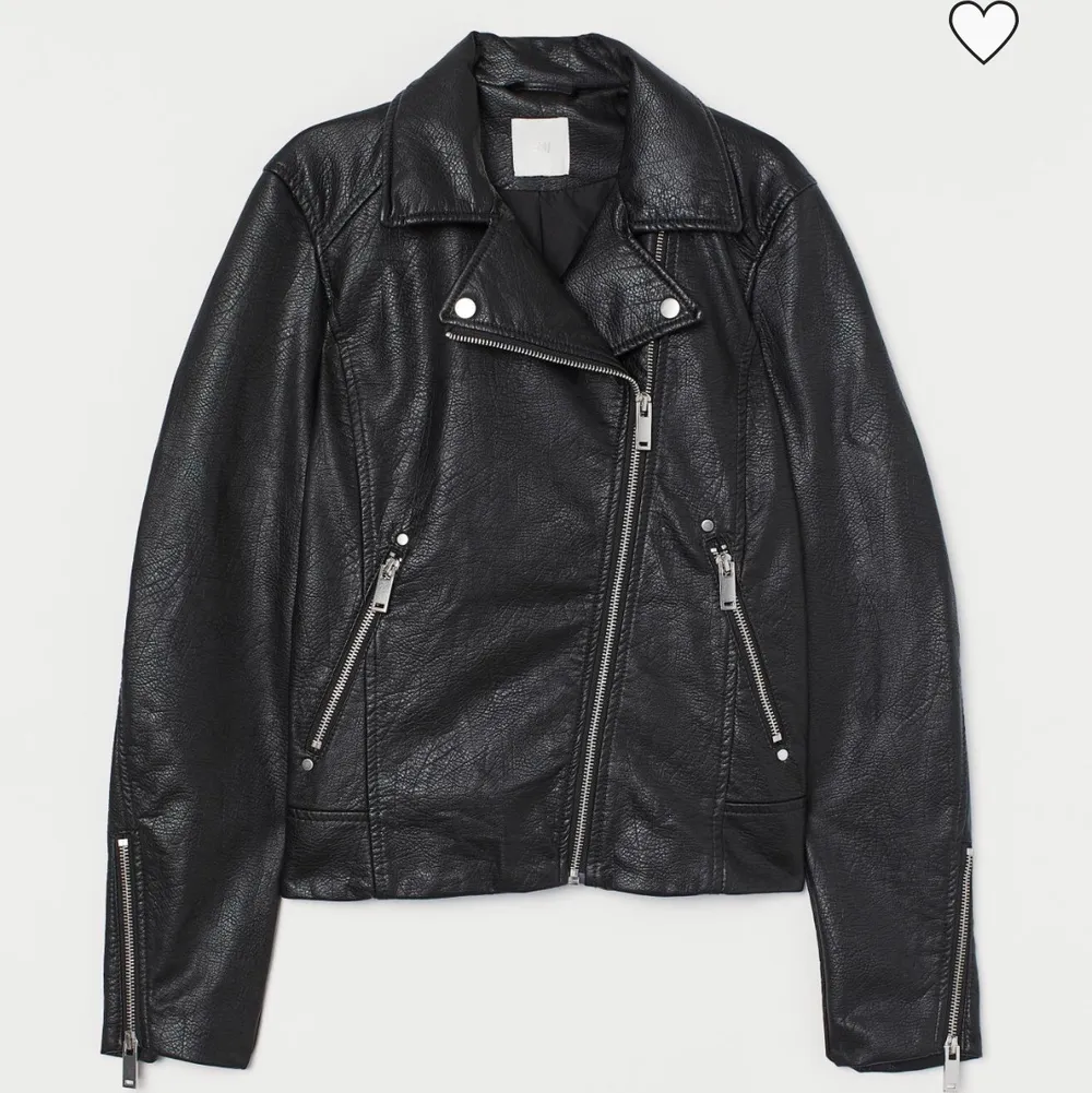 biker jacka i läderimitation från H&M använd men i väldigt fint skick.  Inte oversized . Köpt våren 2020. Nypris 399:-. Jackor.