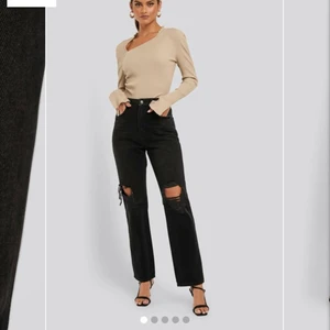 Nakd straight jeans - Säljer dessa nya jeansen från nakd med straight dit, helt nya som ligger kvar i påse och har alla taggs kvar, storlek 34, för långa på mig som är 163 men går självklart att vika upp lite snyggt, buda från 250💕