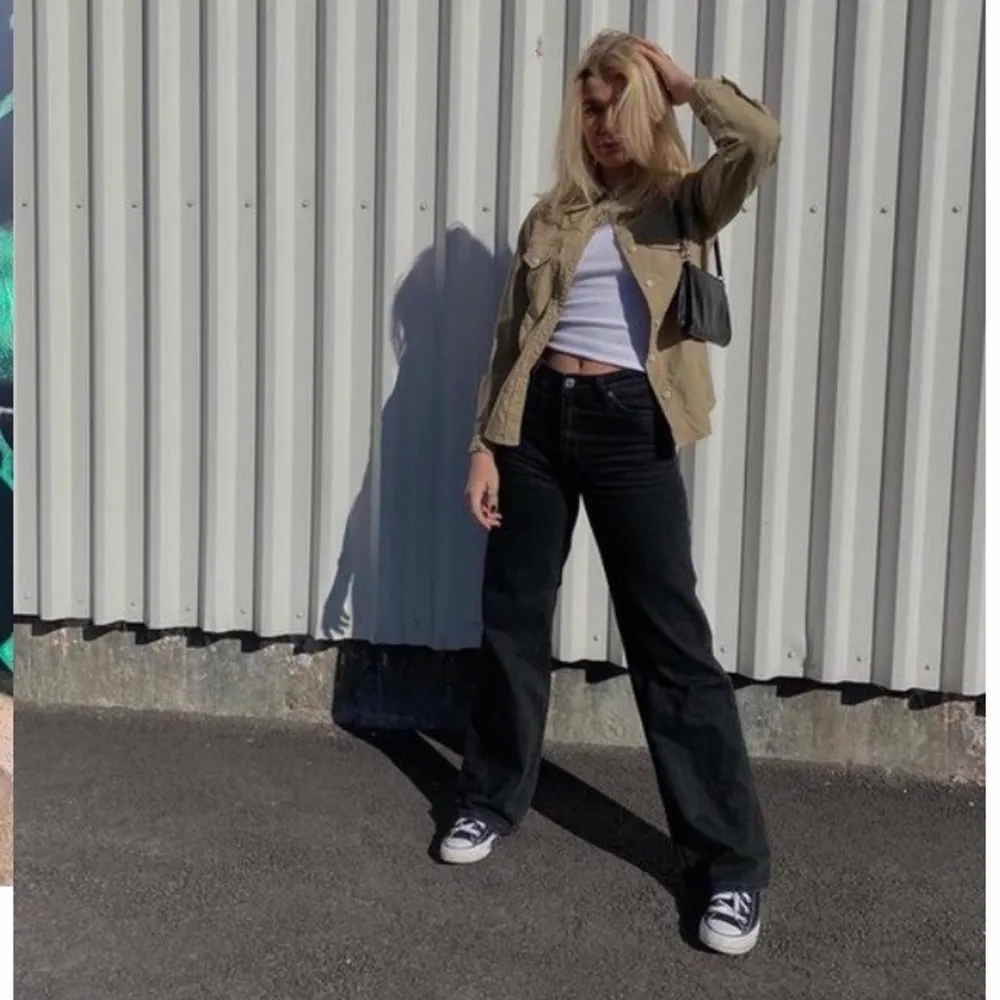 Säljer dessa coola och populära jeans från monki. Sitter ganska oversized på mig som normalt har 26 i jeans och är 164. Väldigt bra kvalite då de knappt är använda. Skriv privat för fler bilder💕💕. Jeans & Byxor.