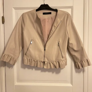 Beige jacka - Beige jacka från Zara. Storlek L men liten i storleken. Väldigt fint skick! 