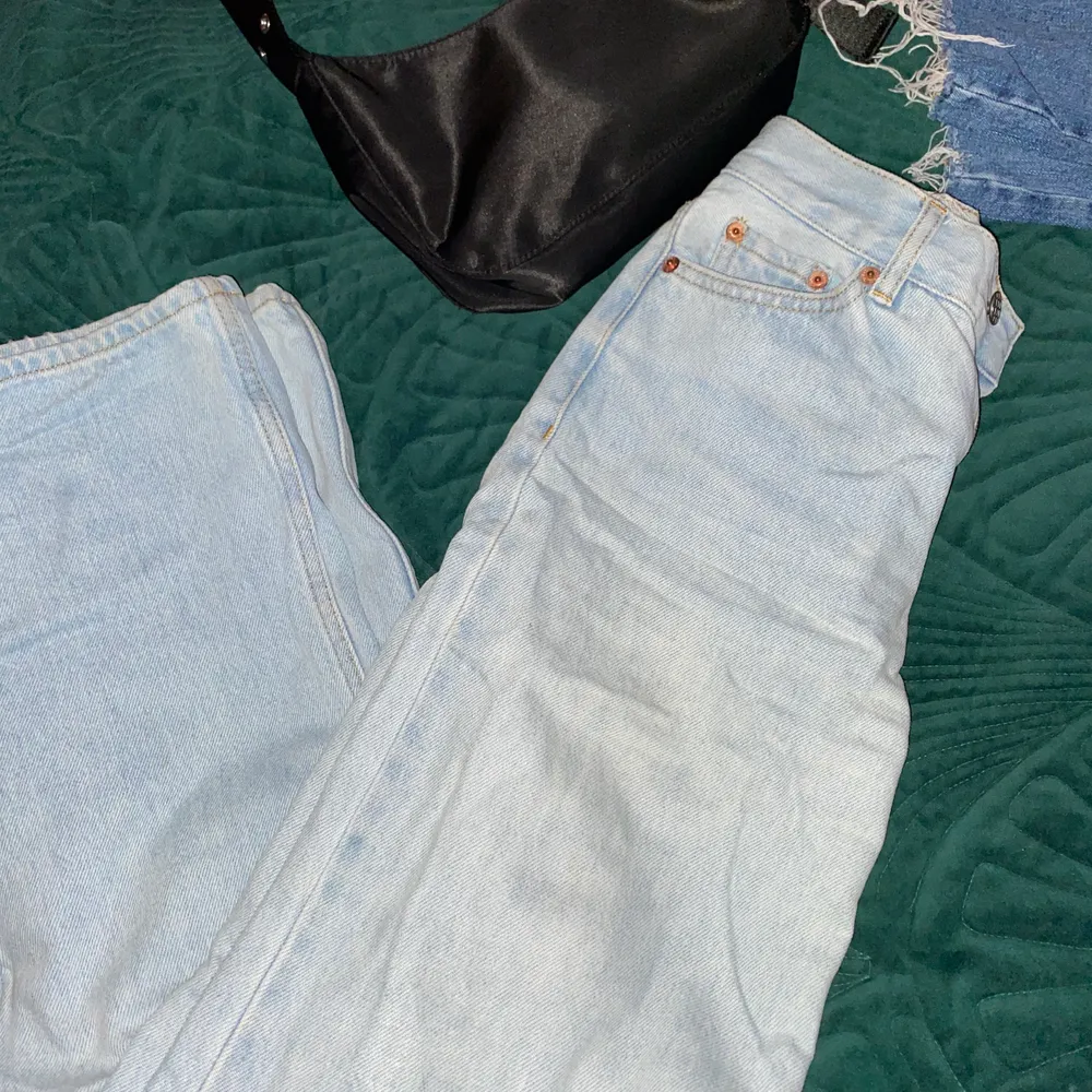 Ljusblåa straight jeans från junkyard, insydda i midjan så dom passar en ca perfekt. Köparen står för frakt 😁🤩. Jeans & Byxor.