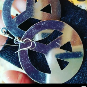 Stora peace örhängen - Ej äkta. Dom ligger i min hand på bilden som en referens ang storleken.