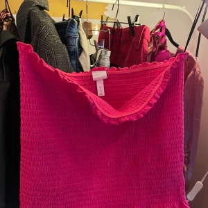 Hm topp  - Söt topp från hm. I storlek M men passar även S. Aldrig använd. 50kr + frakt 