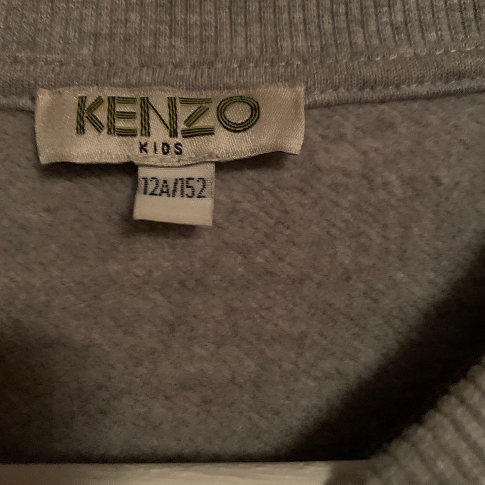 Äkta kenzo tröja i storlek kidz 12år/ 152 knappt använd super fin. Börjar bud från 300kr😊. Tröjor & Koftor.