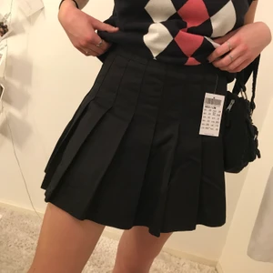 Brandy Melville skirt M  - En helt ny tenniskjol från brandy Melville, med prislapp kvar! Storlek M men passar S- liten M. Säljer då den tyvärr är för liten för mig, men verkligen en gem. Fraktar eller möts upp i Stockholm :) Buda i kommentarerna:) 