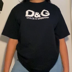 Dolce & Gabbana oversized t-shirt - Säljer min snygga marinblåa Dolce & Gabbana t-shirt! Tröjan är köpt second hand och ser ut att vara i sprillans nytt skick. Inga skador alls och sitter extremt snyggt på för en oversized look. GRATIS FRAKT💕