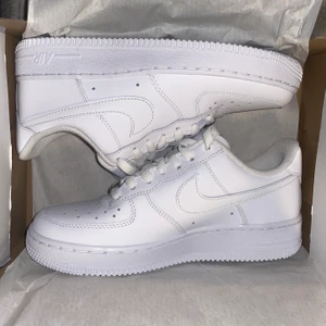 Oanvända Vita Nike Air Force 1 Low  - Helt oandvända skor eftersom förstora vid första provningen och försent att returnera. EU 38. Nypris 1100kr