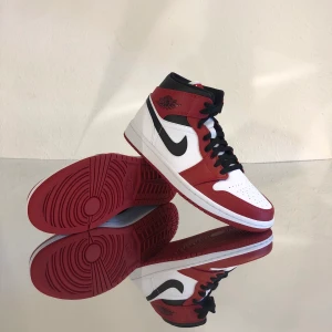 Jordan 1 Mid Chicago  - Helt nya. Boxen är lite skadad