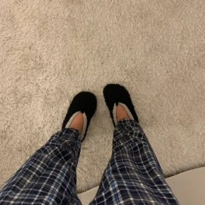 Rutiga Pjamasbyxor - Blåa rutiga pjamasbyxor ifrån Cubus! Är i strl S men skulle säga XS. Fint mönster och sparsamt använda!