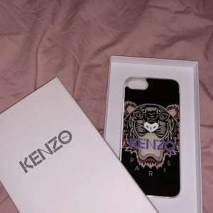 KENZO - Ett super fint KENZO skal till iPhone 6-7. Det är en liten skada på högra sidan längst ner men det är inget man lägger märke till. Köpt för 449kr men säljer för 50kr