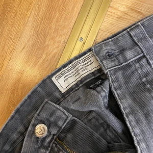 Girl - Feta curduroy byxor från The Girl Skateboard company. Slitna på vissa ställen och har några fläckar men det är inget som jag tycker förstör. Fråga gärna efter fler bilder på det slitna osv! Frakt tillkommer :)