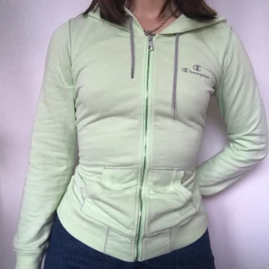 Champion kofta - Söt y2k kofta från champion som tyvärr inte kommer till användning. Bra skick. Skriv privat vid frågor eller intresse. Köpare betalar frakt