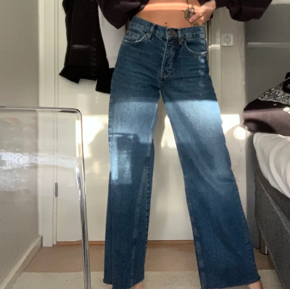 Mörkblå jeans från vero Moda som knappt blivit använda då jag har så mycket jeans redan. Jag är 163 lång och byxorna når hela vägen ner till under mina hälar. ( står på tå på första bilden) skriv i dm vid intresse! 🍃💕. Jeans & Byxor.