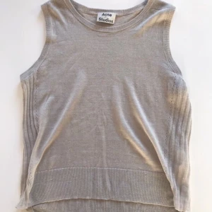Väst från acne - Trendig väst från acne. Köpt på en vintagebutik, har själv aldrig använt. OBS! Allt jag lagt upp ska bort till slutet av denna månad! Buda pruta gärna, fri frakt på köp av 2