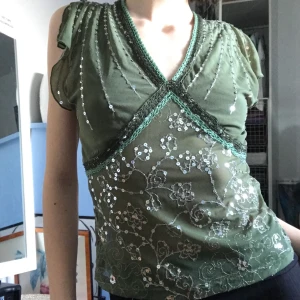 Y2k topp!  - Grön topp från märket Imitz med blomdetaljer!! Dubblet lager meshtyg över bysten så den blir inte så genomskinligt på den delen<3 bra skick!! Storlek S men skulle passa både mindre och större storlekar! Frakt 30:-