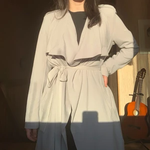 Grå trenchcoat - Snygg grå trenchcoat🌟 Tycker om modellen men väljer att sälja pga för stor storlek, detta har även lett till att jag endast använt den vid få tillfälle. Frakt 50kr men kan även mötas❣️⚡️