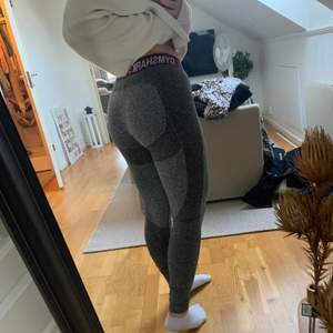 Världens skönaste träningstights från Gymshark! Modell Flex. Storlek S. Sparsamt använda och därför mycket bra skick. Skriv för fler bilder eller frågor🥰 frakt på 43 kr tillkommer